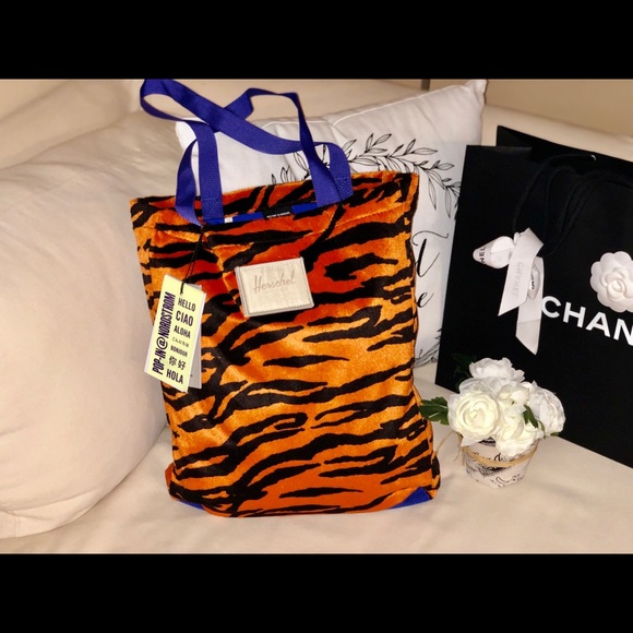 Herschel Supply Company Handbags - 💄💋Herschel Tiger Striped Fleece North/South Tote